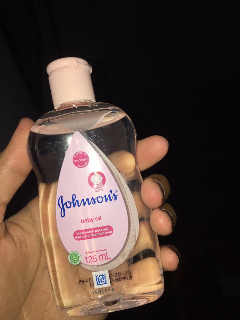 Kevinllaw's tweet photo. Kalo gue bikin thread tips supaya wangi stay seharian meskipun keringetan parah, bakal rame gak ya.... Ini ampuh bgt sih di gue https://t.co/Ny4MbudA0F