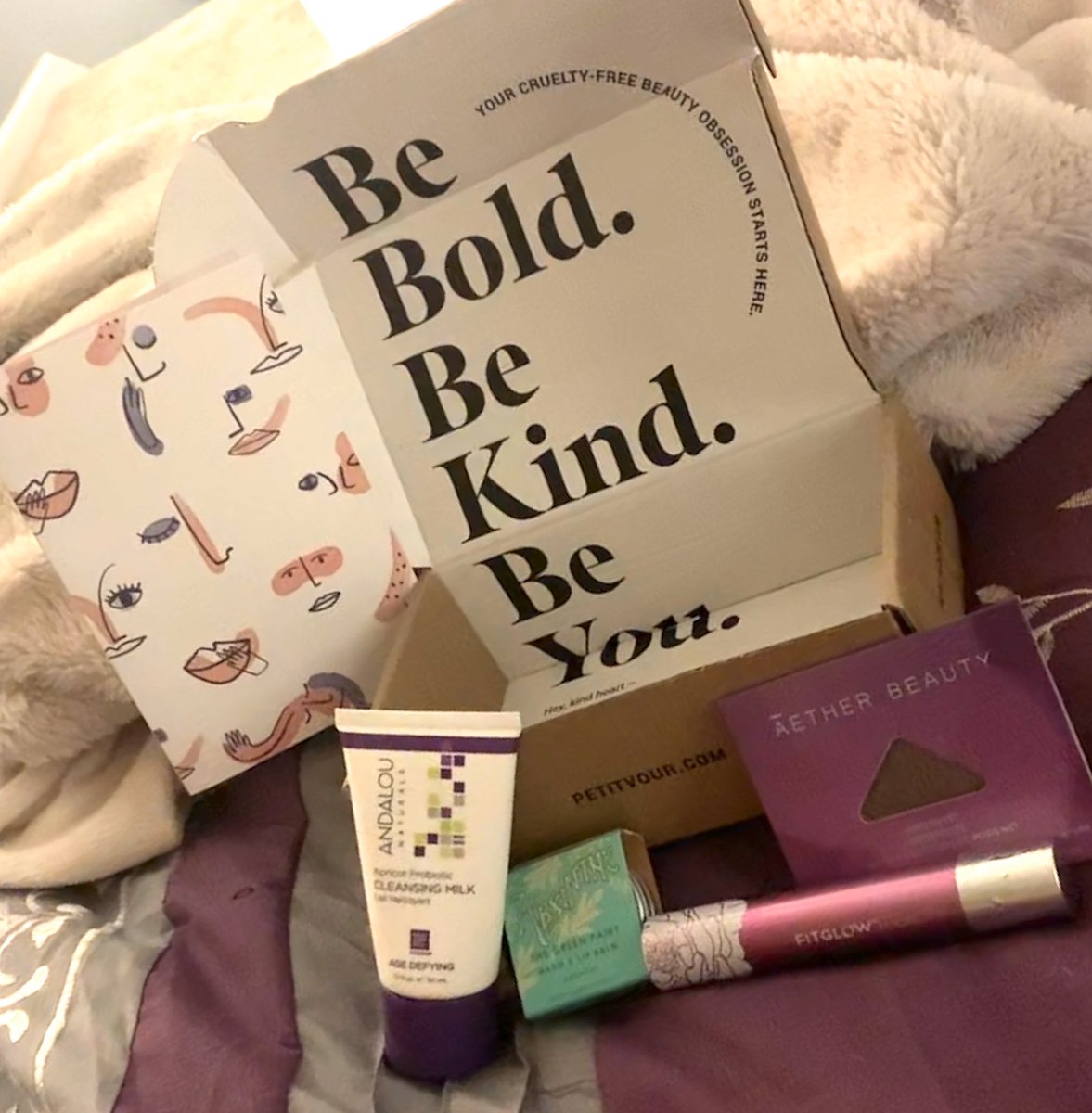 JulieBoBooly's tweet image. @PetitVour love the new look though I kinda miss the pink box. I especially love the picks for this months box!
@andalounaturals #aetherbeauty
#fitglowbeauty
@MoaBeauty 
#petitvour