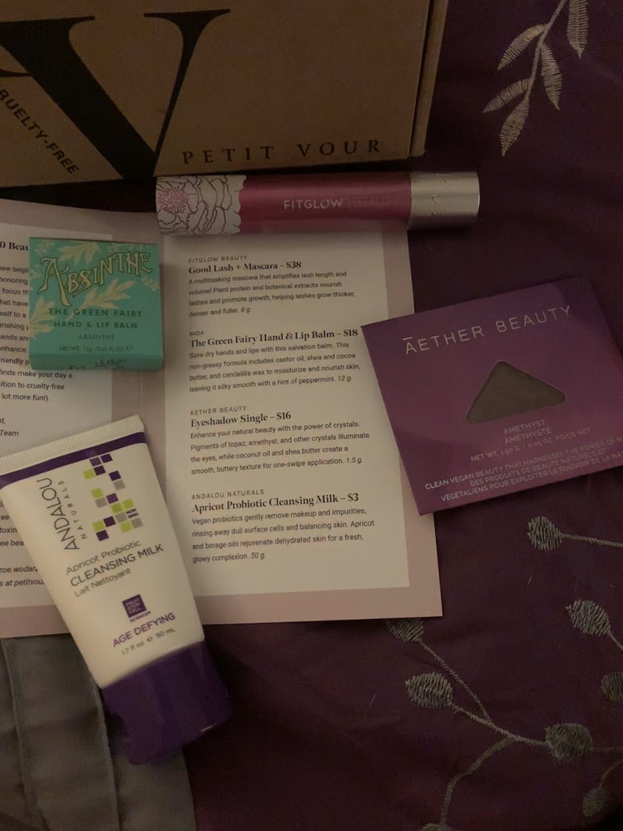 JulieBoBooly's tweet image. @PetitVour love the new look though I kinda miss the pink box. I especially love the picks for this months box!
@andalounaturals #aetherbeauty
#fitglowbeauty
@MoaBeauty 
#petitvour
