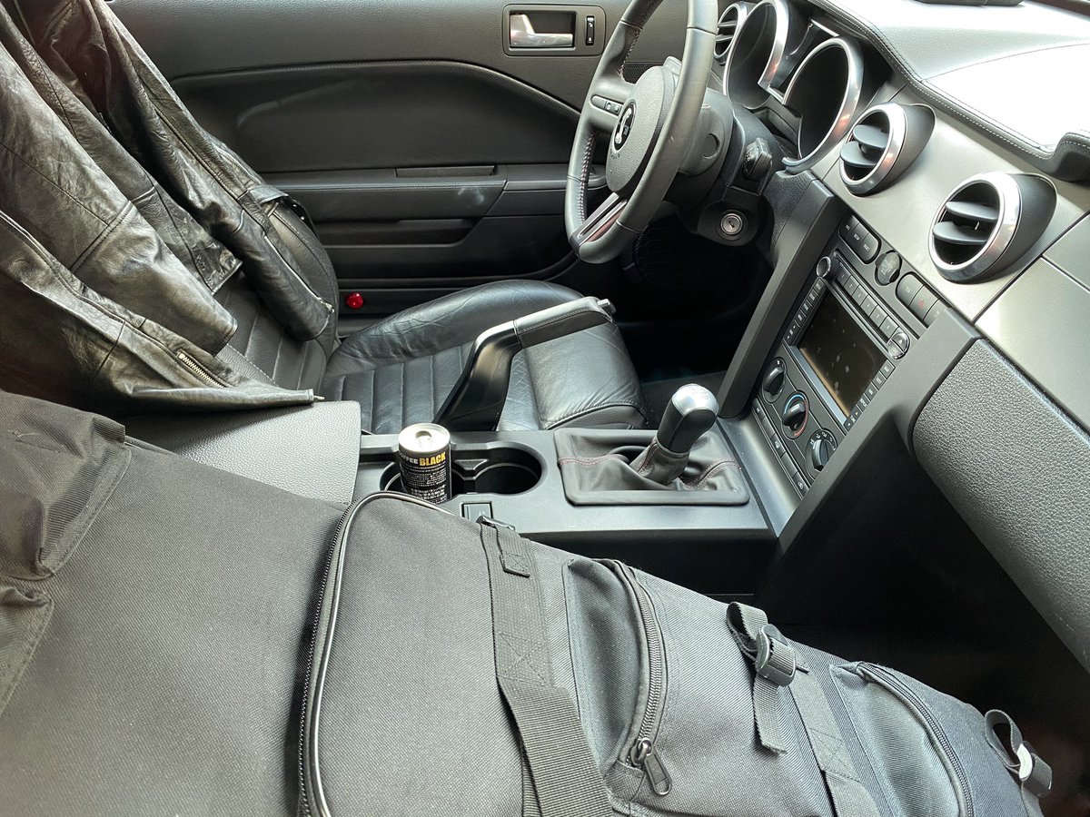 クランクイン トレンド 取材レポート 名探偵コナン 赤井さんのマスタングをusjで発見しました 車内には開封されたブラックコーヒーに 脱いだライダース 残念ながら助手席は ライフルケースが先約です 名探偵コナン コナン 赤井秀一