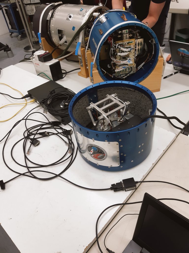 AimisRexus's tweet photo. And we're ready for our first individual com check with the service module! With this test we check if the signals from the rocket are received by our experiment. Let's see how it goes!  #RoadToRexus #StudentsToSpace ~fs https://t.co/CrogRqQdJN
