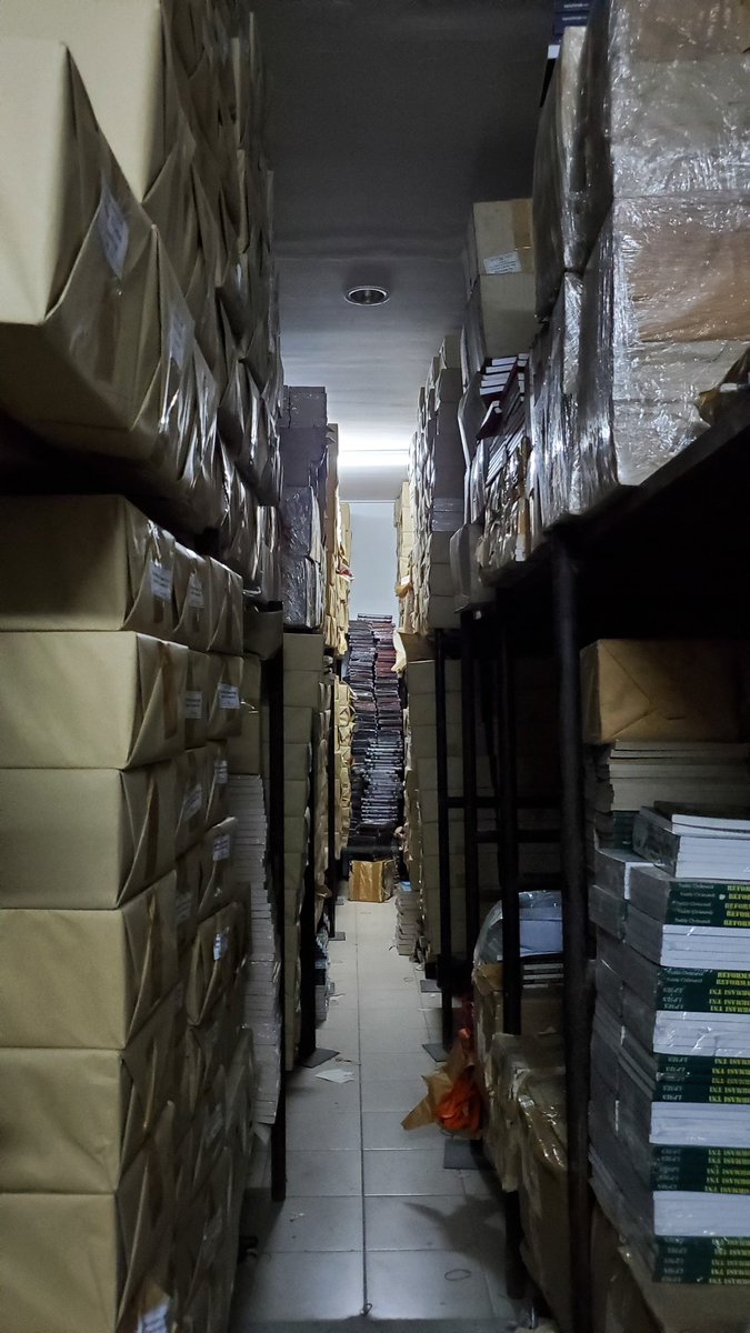 Man teman, ini gudang ilmu, ada ratusan ribu buku bagus dan majalah ilmiah dari ratusan judul di gudang LP3ES. Kami akademisi bagus dalam produksi sedikit kurang dalam dagang. Adakah yang bisa membantu menjual dan menyebarkan ilmu?