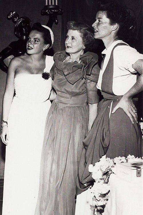 WizardWasOdd's tweet photo. Judy Garland, Billie Burke (who played Glinda in the Wizard of Oz), and Katharine Hepburn
......https://t.co/saGaPvKRmg
#wizardwasoddtrilogy #WizardOfOz #books #booklovers #kids #stories #travel #adventure #wizard #witch #friends #quote #films #interesting #Story #Character https://t.co/LCj56vgF25