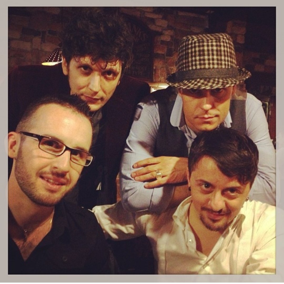kyaralasconi's tweet photo. Un po' di musica... fa' 💛🤟
#Pischelli 
#ErmalMeta #RobertoCasalino #NiccolòAgliardi #DarioFaini 
📸 Niccolò Agliardi https://t.co/0Vzz7YuPup