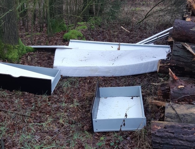 Afval gedumpt in bosperceel in Arriën, politie zoekt getuigen .
