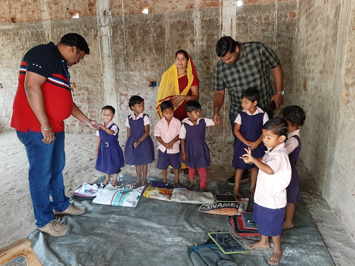 pulsepolio's tweet photo. ତଦାରଖ ରେ ସ୍ୱାସ୍ଥ୍ୟ ଟିମ
ଘରକୁ ଘର ଯାଇ ଯାଞ୍ଚ : ଲକ୍ଷ୍ୟ ସେଇ ଗୋଟିକ କେହି ପୋଲିଓ ବୁନ୍ଦାରୁ ବଞ୍ଚିତ ନ ହୁଅନ୍ତୁ https://t.co/t2eLdJRaQA