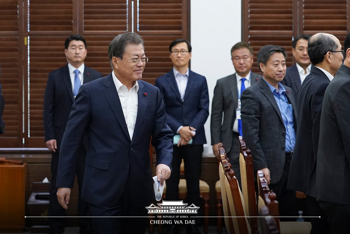 문재인 대통령은 오늘 새해 첫 수석보좌관 회의를 주재했습니다. 이 자리에서 대통령은 "새해들어 경제가 나아지고 반등하는 징후들이 보이고 있다"며 "정부가 경제체질을 바꾸기 위해 정책을 일관되게 추진하고, 무엇보다도 힘을 모아주신 국민 모두의 노력 덕분"이라고 덧붙였습니다.