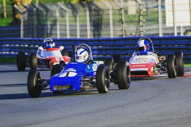 🏎Challenge Formula Ford Historic 🏎
•
Formule déclinée à l’échelon mondial, la « Ford » a longtemps fait figure de catégorie école en révélant nombre de futures stars de la F1 comme Senna, Fittipaldi, Hunt, Scheckter, Mansell, particulièrement PENDANT… ift.tt/36ca5A1