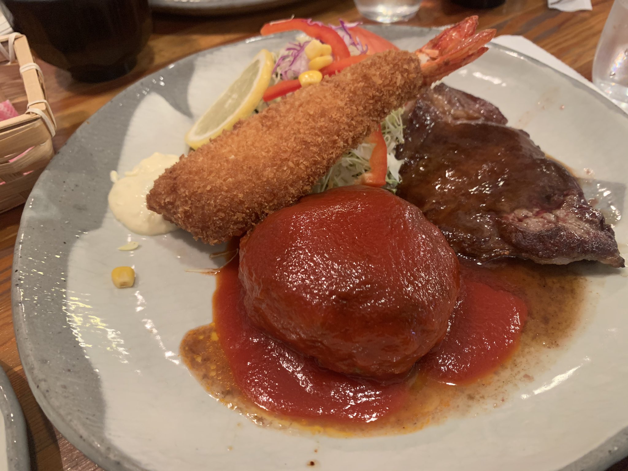 池内 昨日行ってきた 京都にあるはせがわさん めっちゃ並んでてなんでやろと思ったら ビブグルマンに載ったんか 味はめっちゃ美味しかったー エビフライめっちゃぷりぷりで大きい ハンバーグも肉の旨味いっぱい ステーキも美味しかった はせがわ