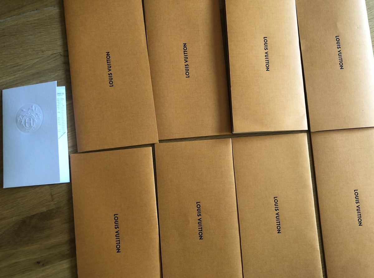 SuperTrader_A's tweet photo. ルイヴィトン(とエルメス)　の領収書がどっさり。。
自分は高級ブランド持たないし興味が無い。
けど親戚や遠方に住む家族にプレゼントすると結構喜んでもらえる🎁☺️

いつもコメントくれたり絡んでくれるフォロワーさんへのプレゼント企画とかやったら喜んでくれるかな😌
#LouisVuitton
 #hermes https://t.co/KAO2v8DesG