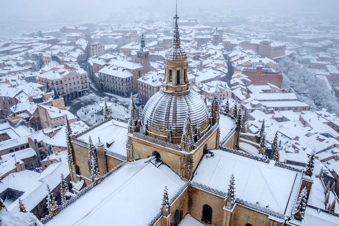 CyLEsVida's tweet photo. #Segovia cubierta por la nieve vía @catedralsegovia https://t.co/RqGBgoQXEf
