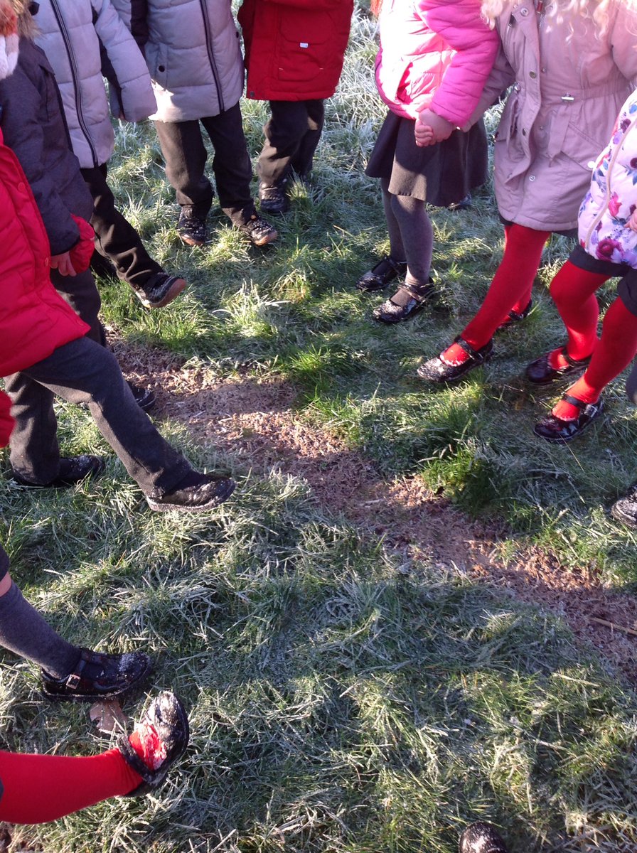 stdavidsrc2017's tweet photo. Dosbarth Derbyn have had a fantastic morning going on a winter walk. There was so much learning, discussing, exploring, investigating and having fun! #outdoorlearning #seizetheseason #jackfrosthasbeen #coldnoses #confidentlearners https://t.co/DGLSo987qW