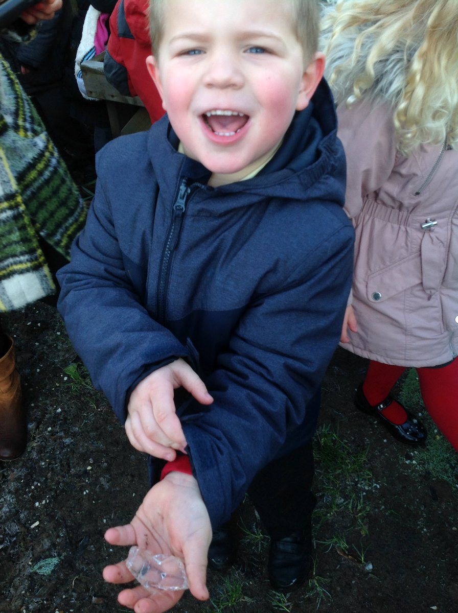 stdavidsrc2017's tweet photo. Dosbarth Derbyn have had a fantastic morning going on a winter walk. There was so much learning, discussing, exploring, investigating and having fun! #outdoorlearning #seizetheseason #jackfrosthasbeen #coldnoses #confidentlearners https://t.co/DGLSo987qW