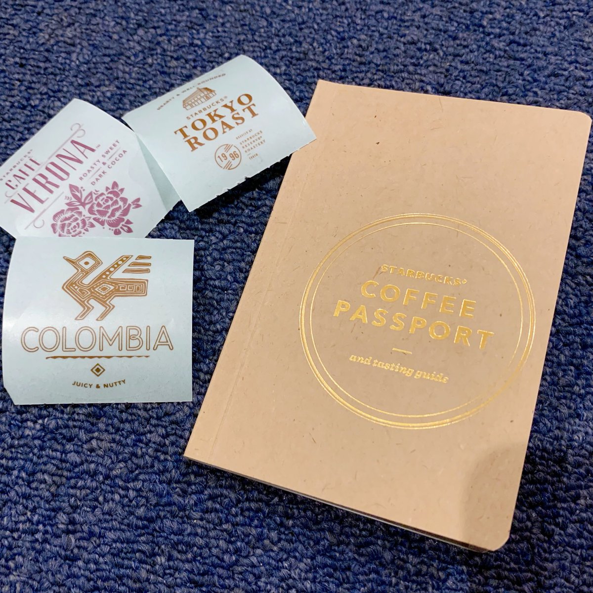 くろい 今日の今日まで知らなかったんだけど スタバで申告すると無料でもらえる コーヒーパスポート がすごく好きデザイン 豆のタイプ毎に異なるデザインのシールが貰えて パスポートのスタンプみたいに貼って集めたり 感想を書いたり 雑学も