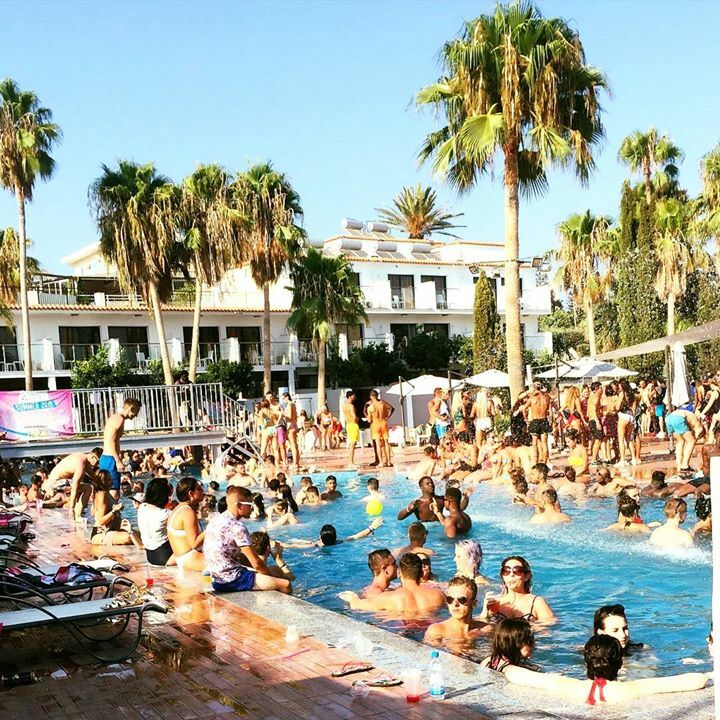 Pool parties &amp; palm trees✌🏼

<a href="/lenaantipkina/">Елена Антипкина</a>