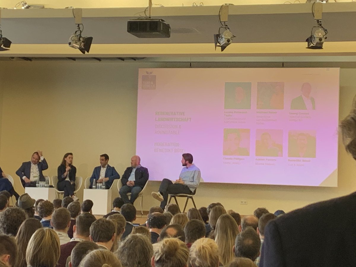 Gesunde Böden sind die Basis für gesundes Essen! Heute geht es auf der <a href="/FarmFood40/">Farm & Food 4.0</a> wieder um die Zukunft unserer Ernährung. @AltMadlitz mit einem spitzen Panel zur regenerativen Landwirtschaft.