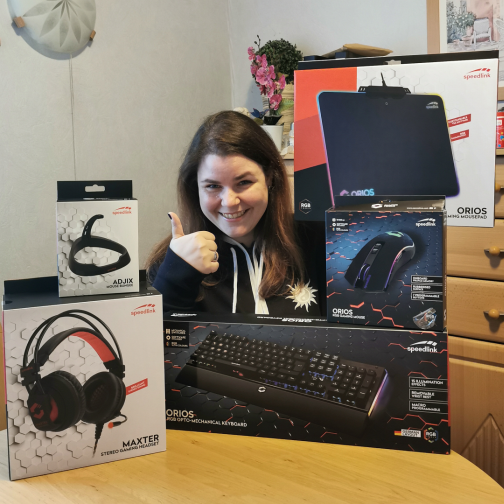 mmoga_ltd's tweet photo. Die nächste Gewinnerin unseren #MMOGA #AdventskalenderGewinnspiel! Anna ist die glückliche Gewinnerin eines @Speedlink_world Gaming Hardware Sets im Wert von 229,95 € und war so nett, uns ein Bild mit dem Gewinn zukommen zu lassen! Wir wünschen viel (Spiel-)Spaß! :) #MMOGAWinner https://t.co/Fi3P4fmvxn