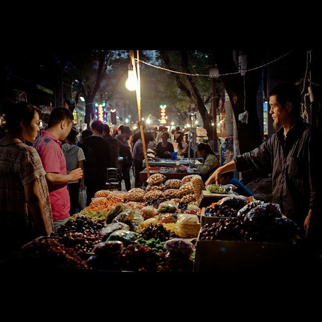 A seller at the famous Xi'an Night Market. This place is superb for street photography, so many things going on and moods set by the individual stall lights. #China #instachina #vision #ig_china #travelphotography #streetphotography #culture #portrait … ift.tt/37cxEKe