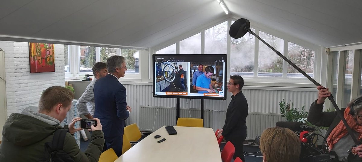 AartReussing's tweet photo. Excellente school en het predicaat is uitgereikt door minister Arie Slob #excellentescholen https://t.co/NbbnWu9SHP