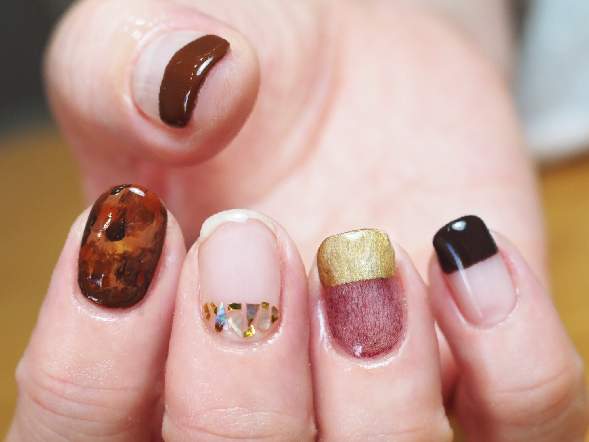 Nail Yumihari べっ甲とちょこっとモードな茶系ネイル 7500 ネイル ネイルデザイン ショートネイル ニュアンスネイル デザインネイル べっ甲ネイル シンプルネイル 冬ネイル 大人ネイル 中目黒 中目黒ネイルサロン 上品ネイル 札幌 ネイル