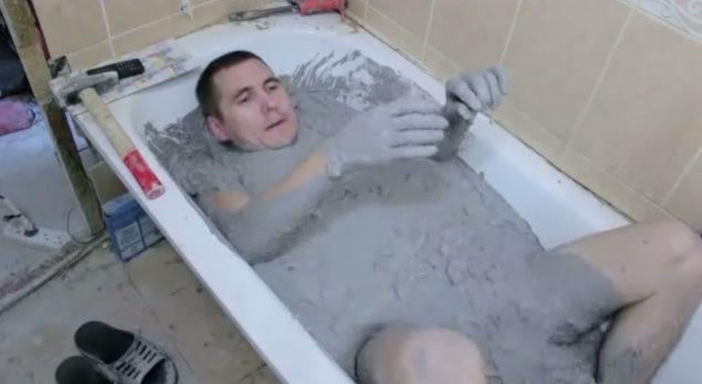 Человек в ванной