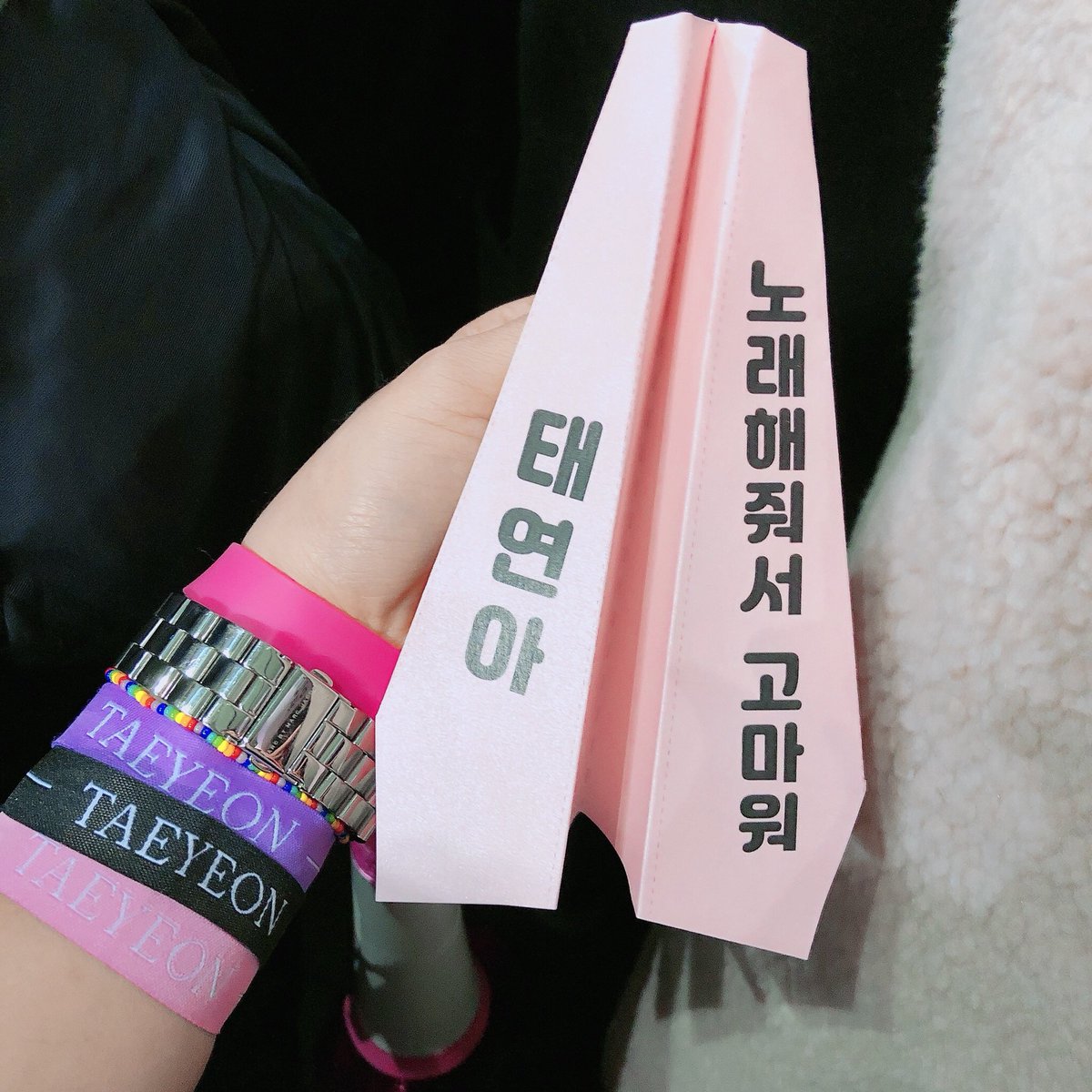 forever_taeng's tweet photo. The UNSEEN 첫,막

콘을 통해 서로에게 보여준 모습들이 모여 언니와 우리가 살아갈 힘이 되었으면 좋겠다

행복이란 단어가 이렇게 무겁나 할정도의 편지 내용이었지만 솔직하게 마음을 표현해준 언니에게 참 고맙다

조금만 덜 아프고 덜 슬프고 많이 건강하다 다시 만나쟈 우린 잘 기다릴게요💜 https://t.co/CGxJs4xzoO