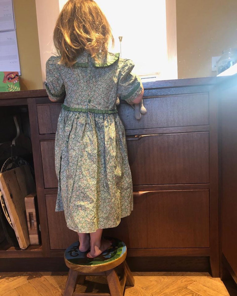 RoratoSilvia's tweet photo. "Little helper.. #sundaylunch #startthemyoung" #SoSweet #VeryAdorable #SoPrecious #DornanFamily via #AmeliaWarner IG ππβ€οΈβ€οΈ https://t.co/7aiAWb0PXx