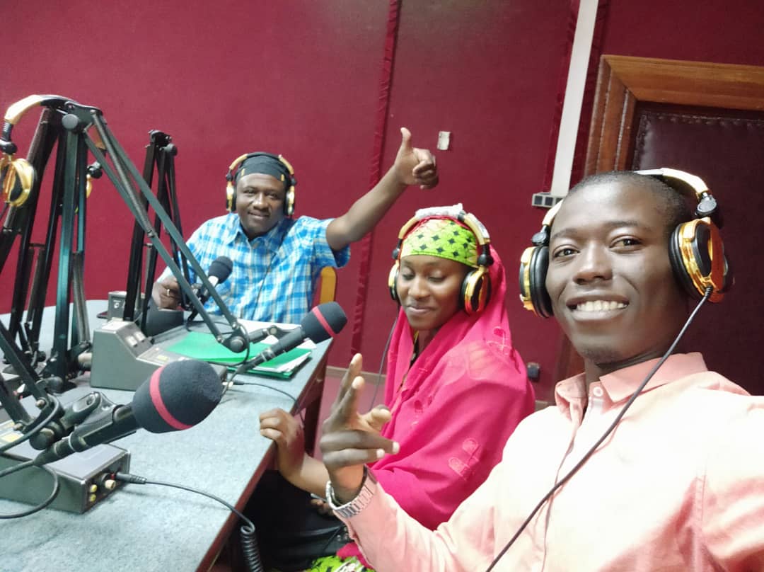 JeuneS3Cameroun's tweet photo. Les filles sont fortes et réalisent de grandes choses en dépit des préjugés. Les Ambassadeurs Jeunes @Souleym41775584 l'ont réitéré dimanche au cours de l'émission radio 100%jeune live.
@Jeune_S3 
@ACMS_CMR 
@Cordaid https://t.co/ez2Fi1UOKo