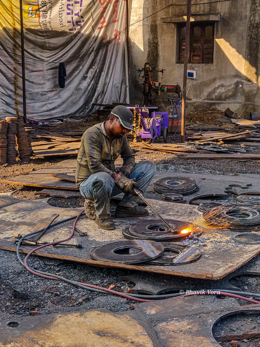 Life remains ordinary if you are unable to sustain the capacity to work hard on your dreams!!!@iamsrk
#photographer #hardwork #talent #factory #worker #labourinindia #realindia #photography #street #poverty #streetphotography  #travelphotography #traveler #solotravel