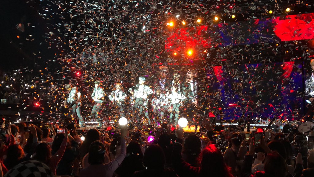 SaraahcMarie's tweet photo. WAITED 5 YEARS FOR THIS DAY I LOVE SEVENTEEN SO MUCH 🥺🥺

#OdeToYouinLA #SEVENTEENinLA https://t.co/US3kpIkLwn
