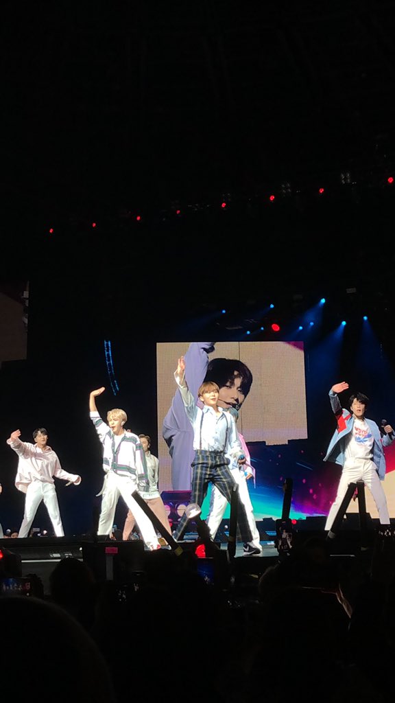 SaraahcMarie's tweet photo. WAITED 5 YEARS FOR THIS DAY I LOVE SEVENTEEN SO MUCH 🥺🥺

#OdeToYouinLA #SEVENTEENinLA https://t.co/US3kpIkLwn