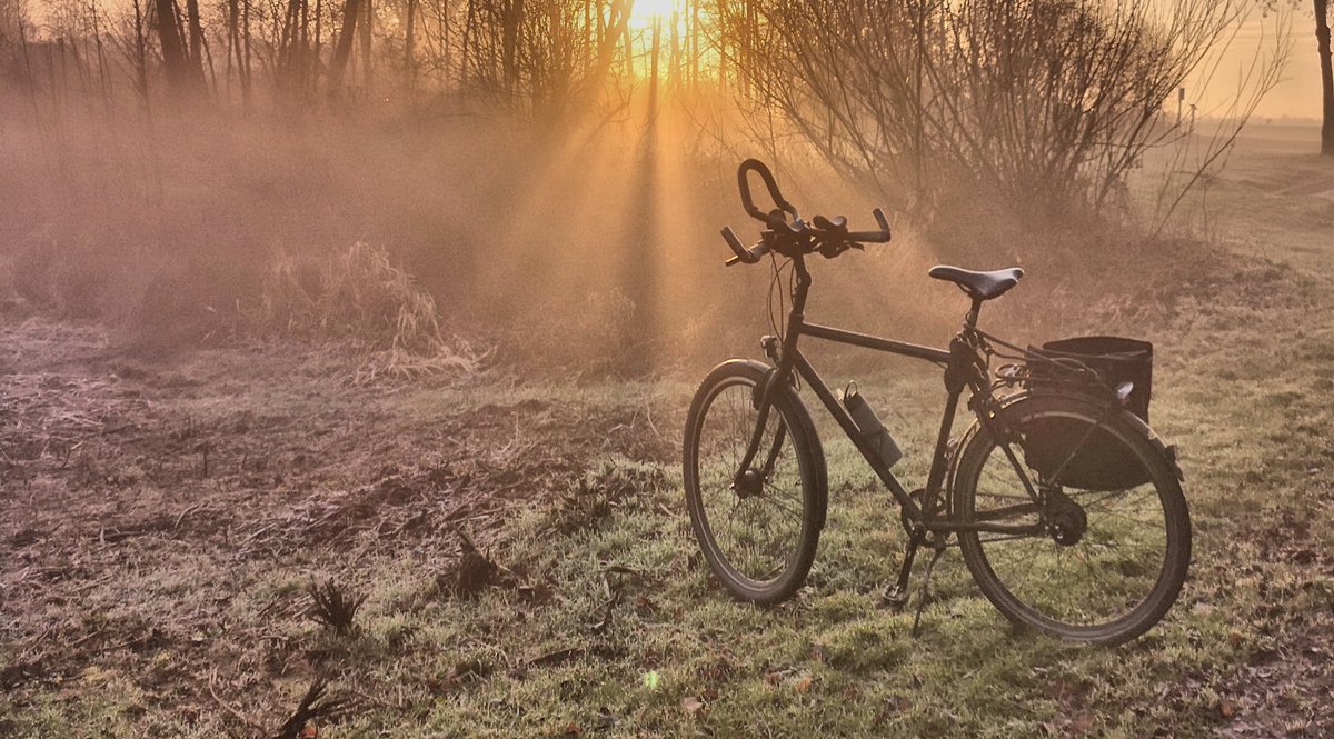 tddebrabander's tweet photo. Een stralende #selfiets
#fietsen #goedemorgen
#sunrise #mist #weerfoto #vorst #fietsen #cyclinglife #ochtend #gelderland https://t.co/XrrmaQGQgv