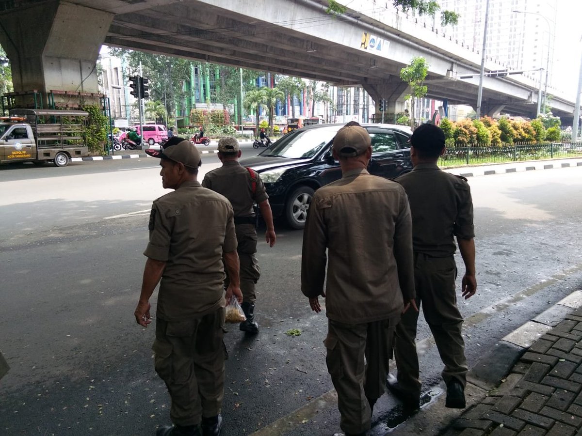 Patroli keliling antisipasi adanya anjal dan pengemis di lampu merah perempatan Daan Mogot (depan SMPN 5) dan dibawah flyover (Jl. Jend. Sudirman) <a href="/Kota_Tangerang/">KOTA TANGERANG</a> #TangerangLIVE #TangerangAYO