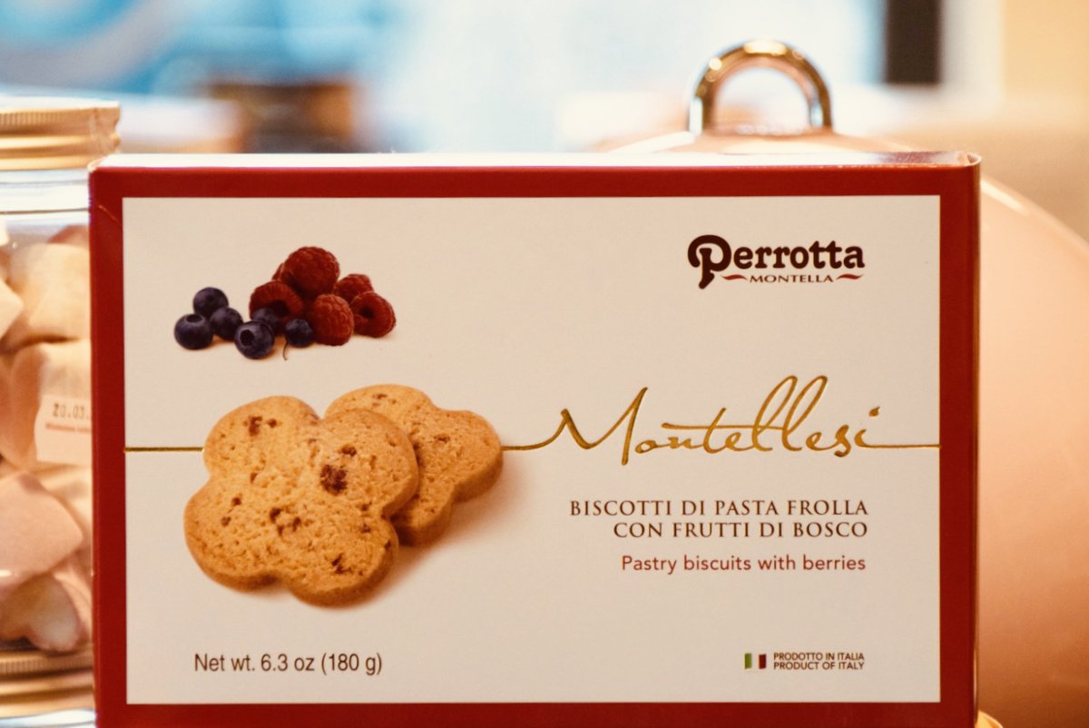 ClickCafeItalia's tweet photo. Ci sono i vizi cattivi e i vizi buoni...anzi buonissimi 😋 🥰🤩 

Io per esempio ormai ho il vizio di mangiare un biscottone Perrotta ai frutti di bosco ogni mattina alla stessa ora...esattamente...adesso 😝😝😝 

Che ci posso fare...ho il vizio 🤪😄
#buongiorno e #buonlunedì https://t.co/0IJhVenQtk