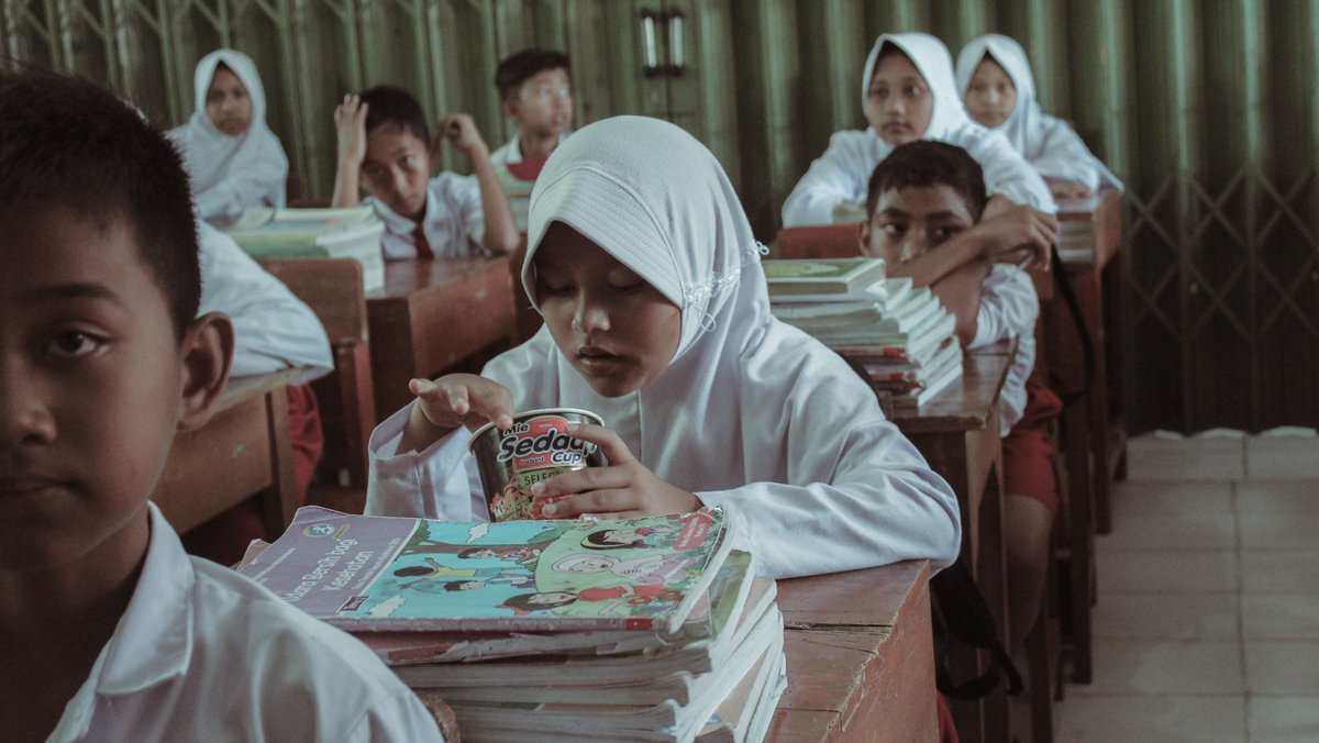 hanityoso's tweet image. Pendidikan sama sekali bukan jaminan anda akan pintar ataupun kaya raya, tapi pendidikan akan menjamin anda bijaksana menyikapi keadaan jika pada akhirnya anda menjadi seorang yang bodoh dan jatuh miskin.
Yoi ga ex bos ojol @Nadiem_Makarim