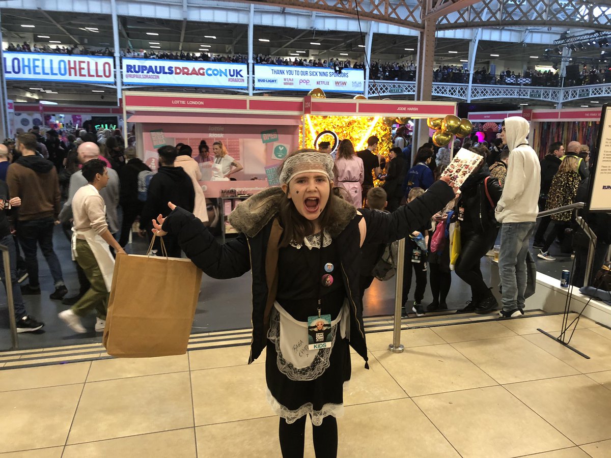 lyndrodge's tweet photo. @SW_Help my daughter left a bag of merchandise on your train 17.46 London to Exeter on Saturday evening from @RuPaulsDragCon she is heartbroken 😔 please retweet &amp; do your magic https://t.co/RWnTHQtAod