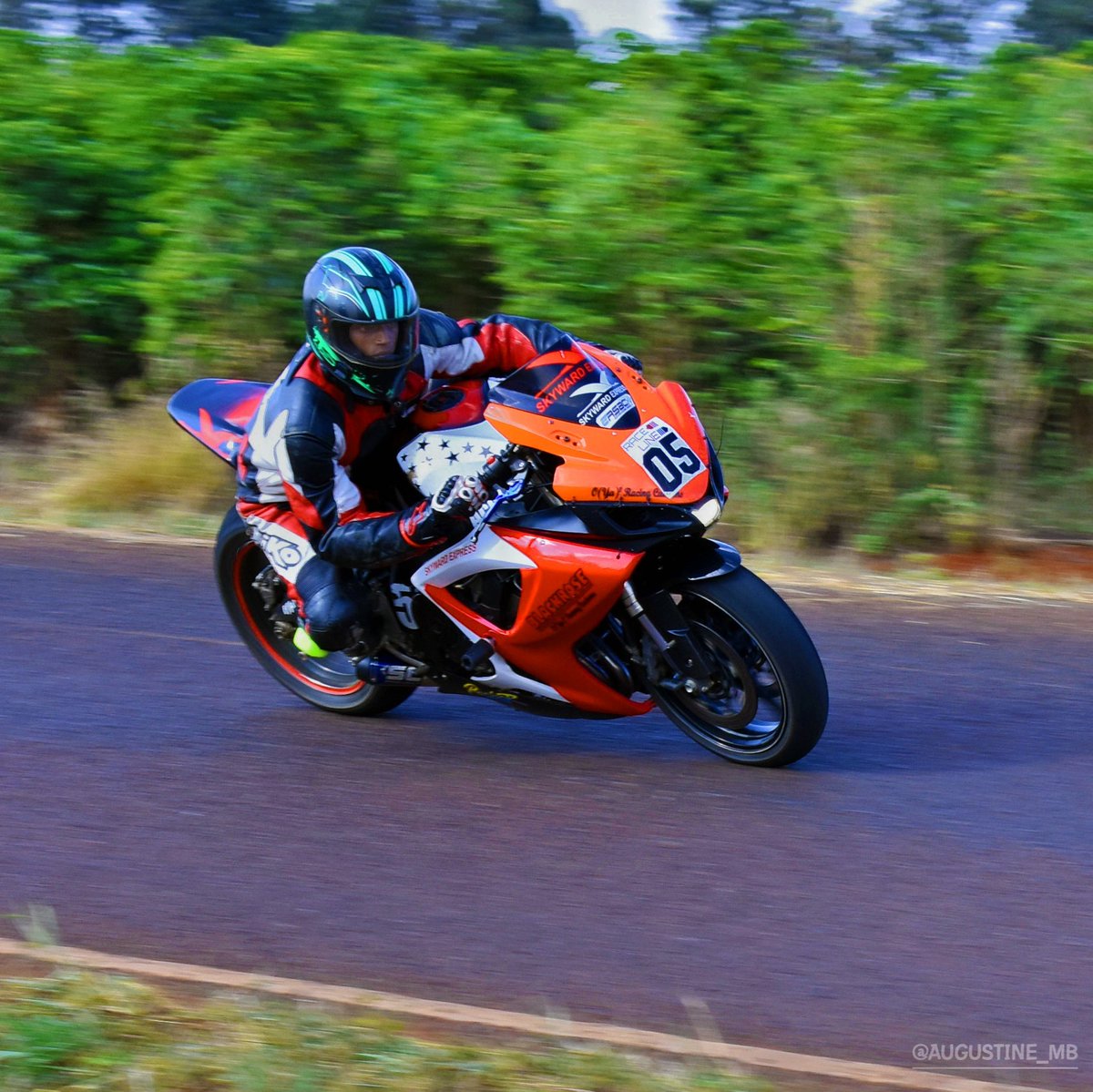 Augustine_Mb's tweet photo. Pro Biker himself Evans Acid Boy
With his SUZUKI GSX 600
#suzukigsx600
#nakedbike
#superbikeracing
#superbikeke
#suzukiracing #nakedbikes
#scexhaust #nikonite https://t.co/VG1Usez5r9