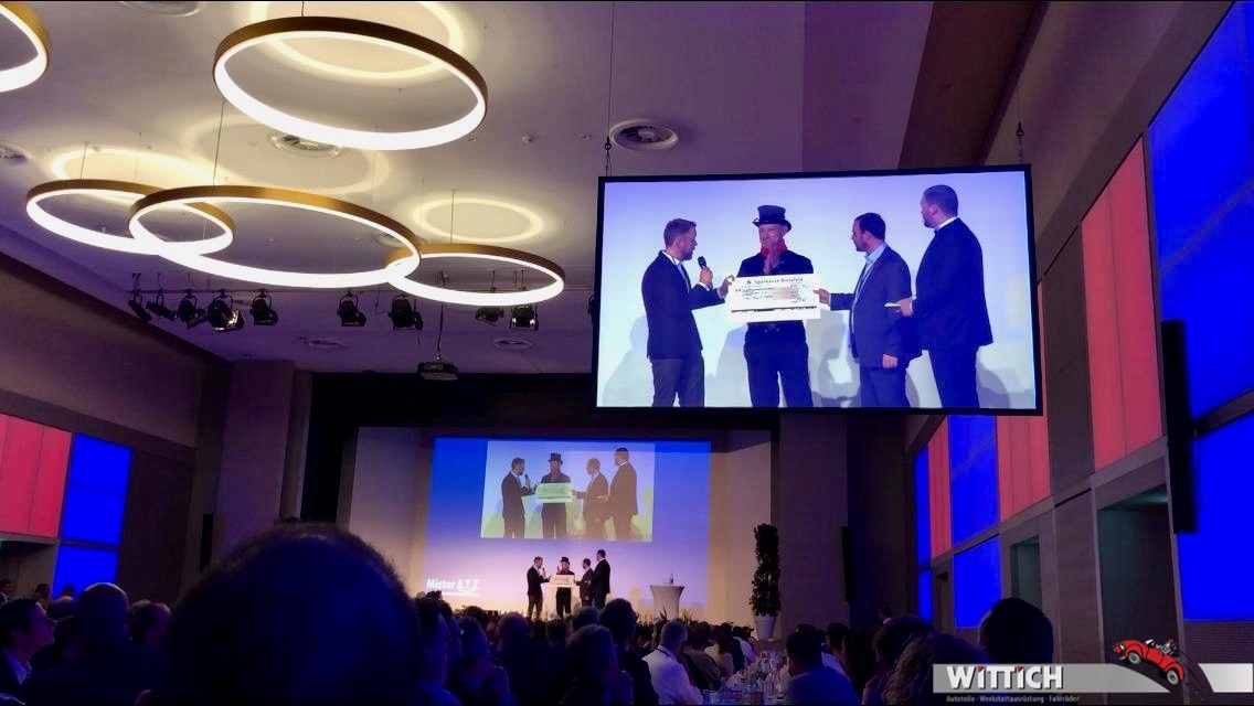 Statt Kunden-Weihnachtsgeschenke : gestern hat Matthias Wittich, im Rahmen der Veranstaltung „Werkstatt des Vertrauens“ den Scheck über 5.300€ an den Initiator der Glückstour übergeben. Wir sagen DANKE #wittich #glueckstour #liquimoly #coparts