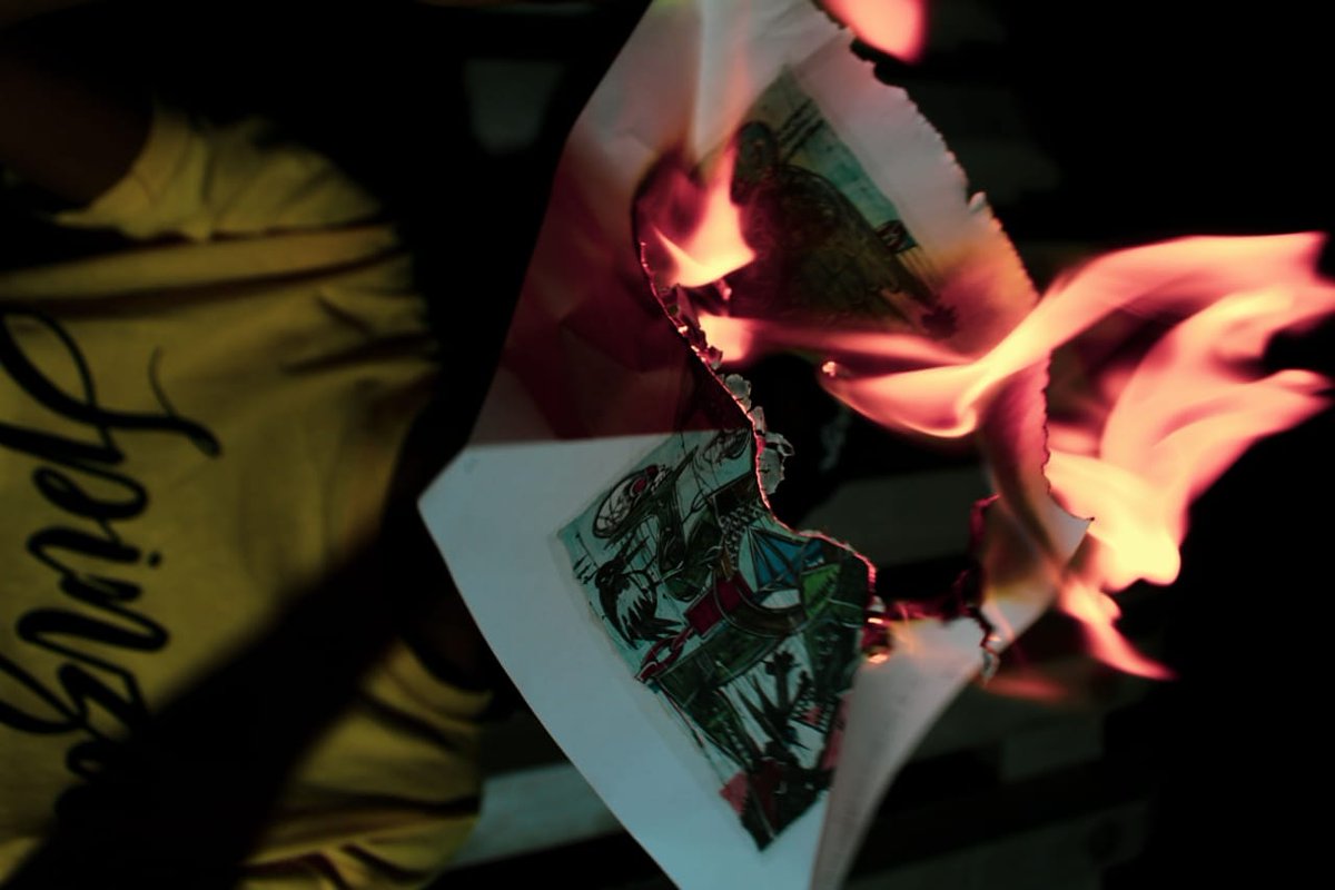 Spinza_Dj's tweet photo. Sheba fela, whatever my merch touches turns into flames

DM to purchase or to place an order so that you also have a piece of the merch.

📸: @risejordanblock

#SWWP #WeWannaParty #Merch #Tees #Bucket #Hats #Photography #Night #Shoot #Fire #Flame https://t.co/0ZNJcchQnG