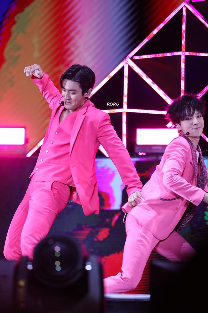 Rorow47's tweet photo. 200118 ss8 in Macau day 1 HD
@siwonchoi  
#崔始源 #siwon  #최시원 #superjunior #슈퍼주니어 #SS8inMacau #SS8inMACAU_Day1 
#Yesung 
[Plz give credit] https://t.co/7eQAKrOWWA