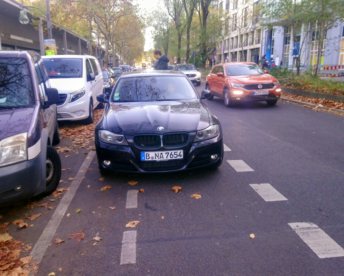 BikingBerlin's tweet photo. Diese Woche gibt es Throwbacks von #lieblingsorte ! Ich könnte täglich 10x auf dem Arbeitsweg stehen bleiben um solche Meisterwerke der Parkkunst für die Ewigkeit festzuhalten. Hier ein (älteres) Exemplar aus der Rubrik Dauerproblemzone #runtervomradweg #gefahrensituation https://t.co/6BASIdJFGu