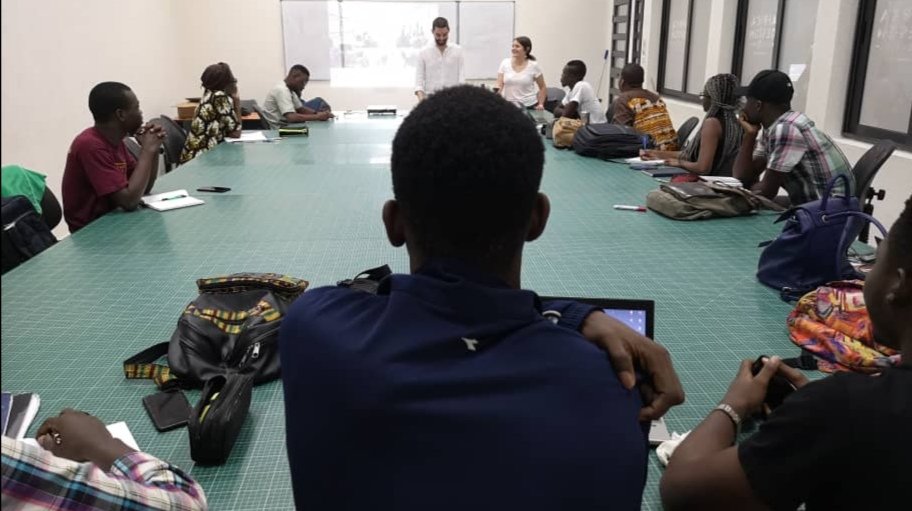 AfricaDesignSch's tweet photo. 👏🏾 Oya !

C'est parti pour le workshop #stopmotion, animé par @florent_michel, responsable pédagogique du Bachelor design d'interactivité à @lecolededesign!

RDV dans 3 jours pour découvrir les travaux des #PetitsCrabesPoilus!

#AfricaDesignSchool
#StudyInAfrica #EtudierEnAfrique https://t.co/c2gg9nDaAK