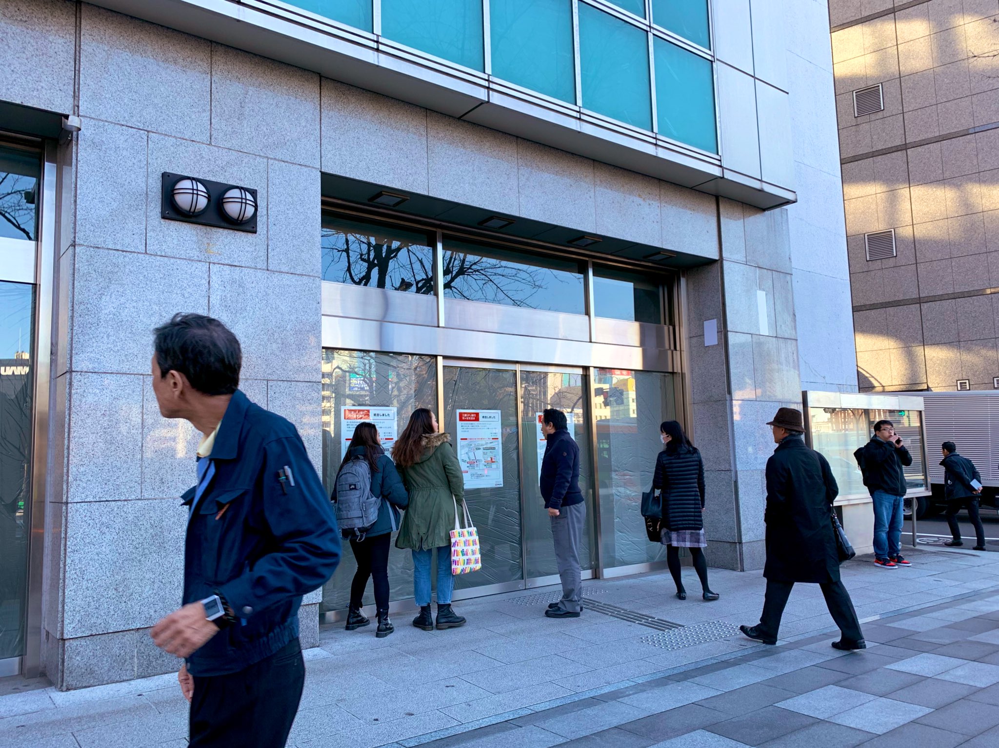 Brarin ぶらりん みずほ銀行 市ヶ谷支店は 移転前 旧 富士銀行 市ヶ谷支店 飛栄九段北ビルの1 2階に入居 現在1階はリンコス かつては三井住友銀行も市ヶ谷支店を持っていて 市ヶ谷橋を渡って正面の大手町建物市ヶ谷ビルに入居 三井住友だけ新宿区