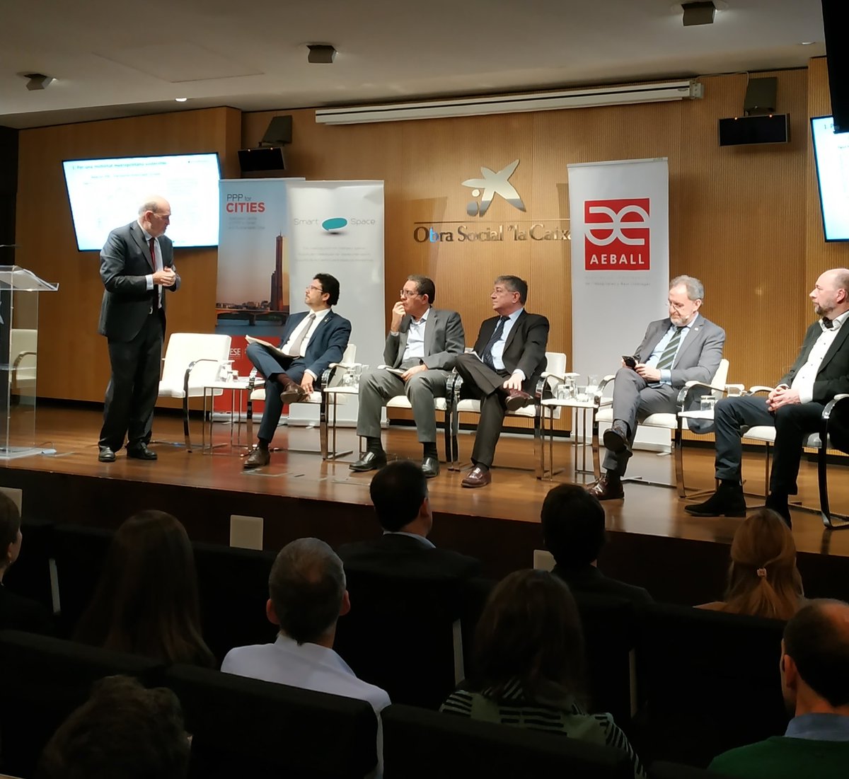 Comença la 1a taula 'Per una mobilitat metropolitana sostenible', amb J. Ricart @iese_esp; @IsidreGavin Infraestructures i Mobilitat @gencat; Joan M. Bigas @Mobilitat_AMB; @AlfonsoGil de @bilbao_udala, Ángel López  @EITUrbanMob; Mati Raamat, govern de #Tartu i projecte MOMA