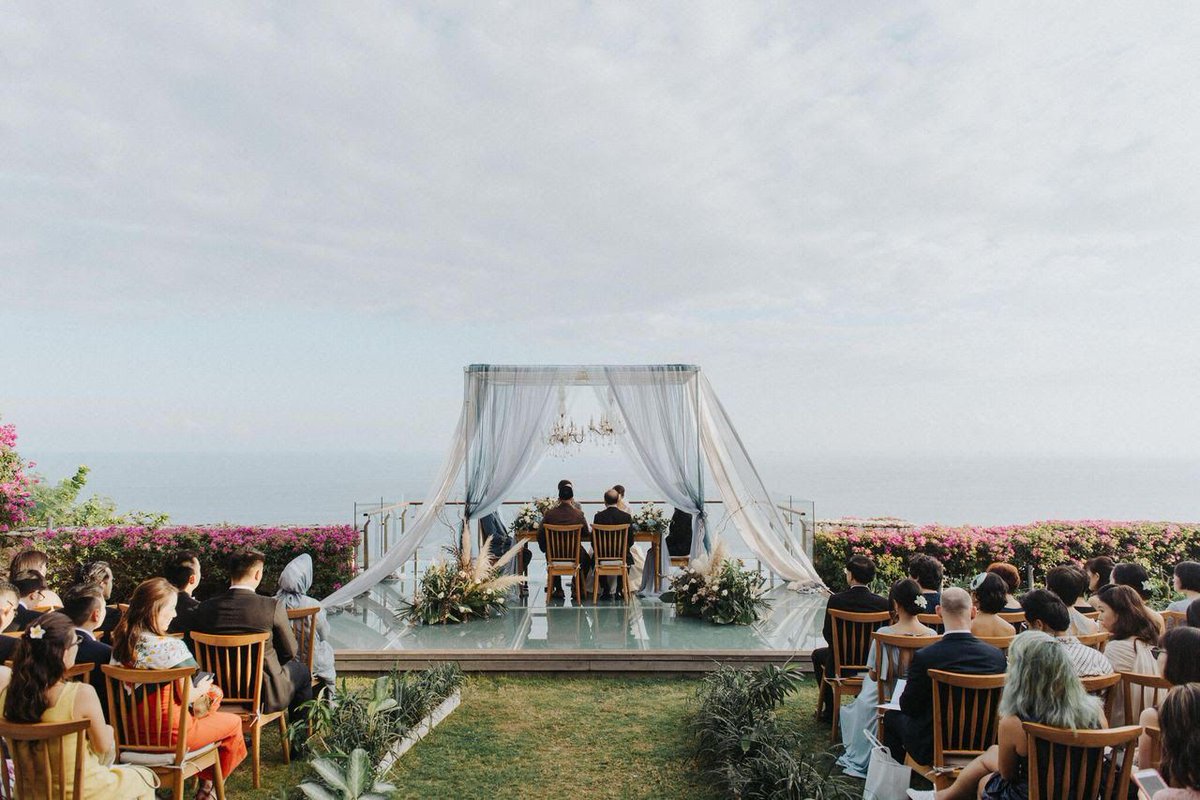 Showcasing the magnificent view of the Indian Ocean, The Glass Stage at Tirtha Uluwatu was decorated with a stunning canopy dressed in various shade of blue, perfectly matching the hue of the sky and the ocean.