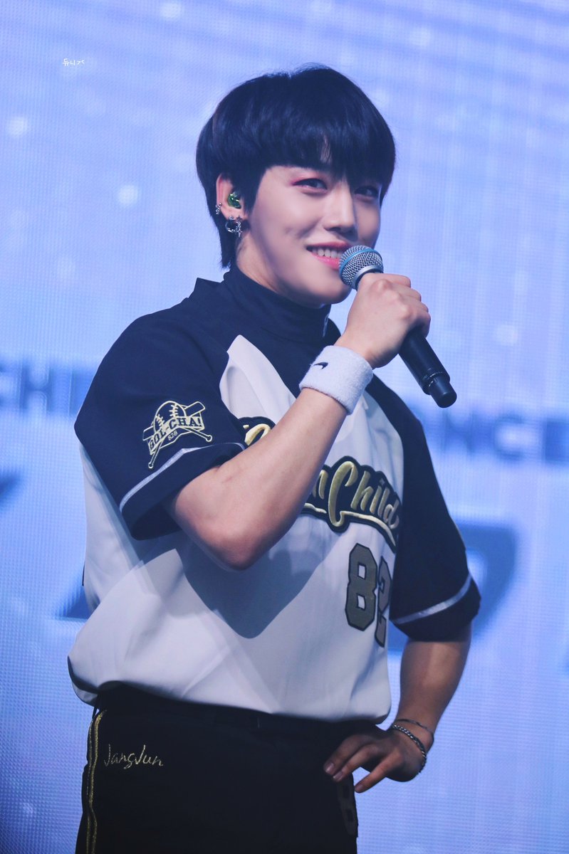 goldenduni's tweet photo. 200119 FUTURE AND PAST 막콘

뉴 유니폼 너무 예쁘고 찰떡이야⚾

#골든차일드 #GOLDENCHILD #이장준 #장준 #JANGJUN https://t.co/FKqKAx6dmf