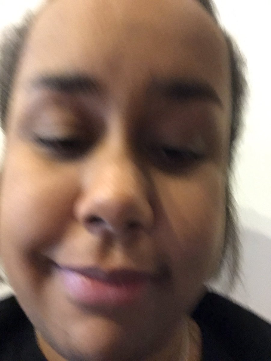 juliaceesay's tweet photo. Här sitter jag. Fortfarande full sen inatt och försöker se representabel ut för alla nya studenter. Nämn en mer orimlig person på den här posten. EN!!! https://t.co/YCumqoNT5w