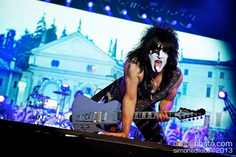 Happy Birthday Paul Stanley! 🤟🎂
Il front man dei mitici <a href="/kiss/">KISS</a> compie oggi 68 anni. 🎸
In questa foto di <a href="/simonediluca/">Simone Di Luca</a> lo vediamo sul palco di #VillaManin nell'estate 2013.
#HappyBDay #PaulStanley #TheKiss