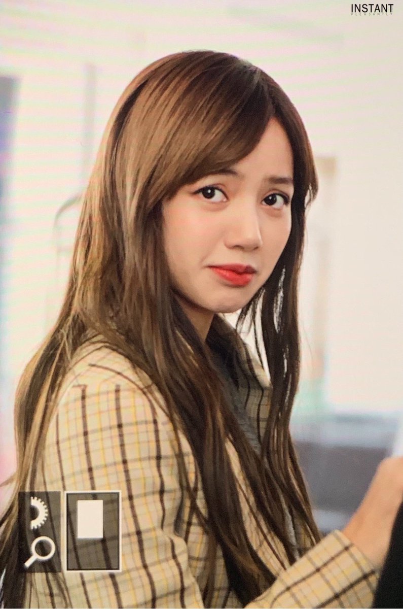 nezukoiswaifu's tweet photo. ahhhh why is she so pretty #LalisaMaNoBang https://t.co/7eIzl5tSSD