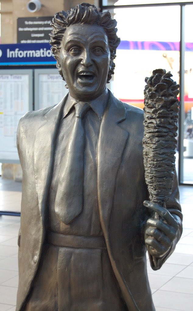 Located in #Liverpool’s magnificent Grade II listed #LimeStreet Train Station is a sculpture of one of the most famous British comedians, #KenDodd.

This statue to the comedian is finely detailed and shows the late Squire Of #KnottyAsh with trademark tickling stick. #Lancashire